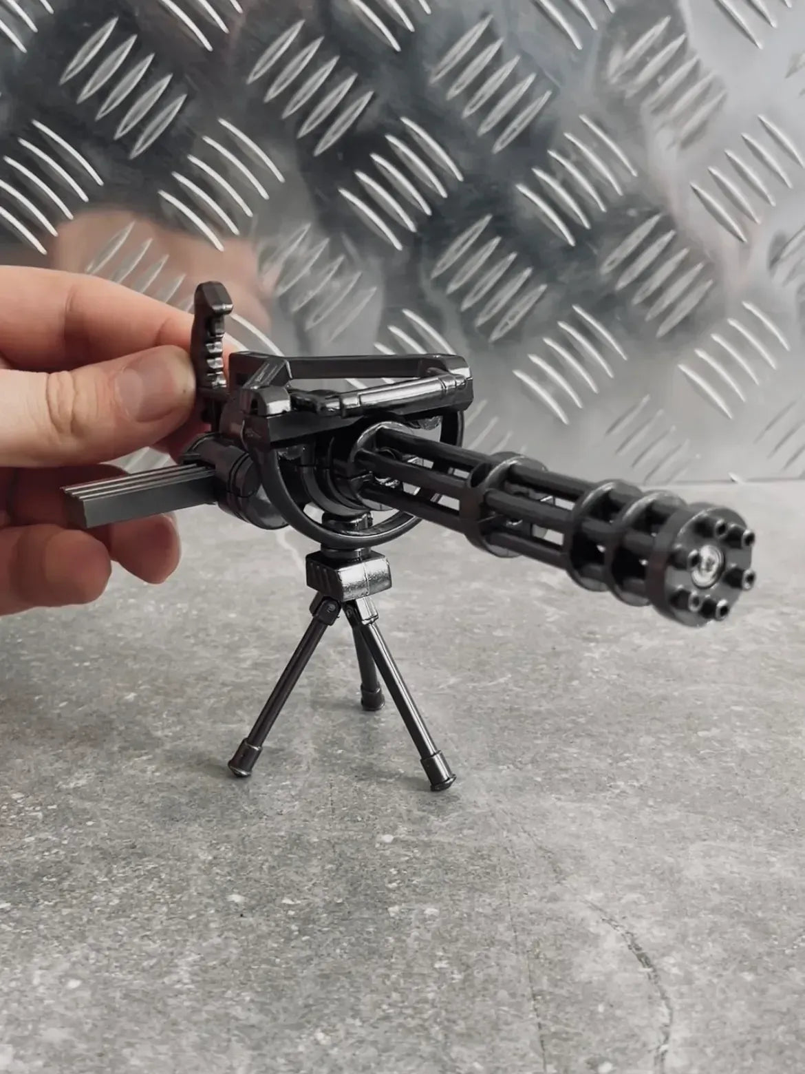 KeyArsenal™ M134-A2 Minigun Desktop Model - TRIUMPH BASTION